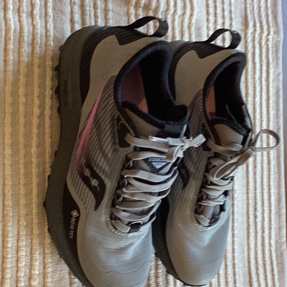 Saucony women’s PEREGRINE 12 shoes New without tag.